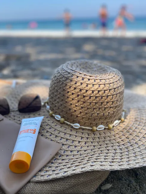 Detail Sonnencreme Hut Und Sonnenbrille Strandurlaub Flat Lay Number 15
