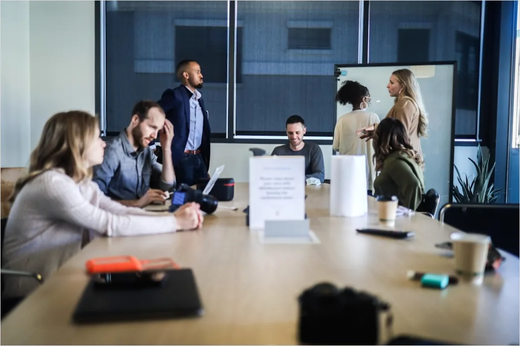 Standup Meeting Vor Kanban Board Im Office Foto 8a22