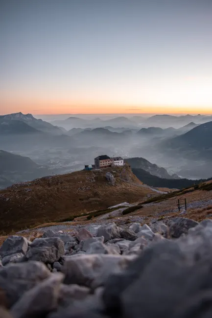 Stativ Auf Berggipfel Bei Sonnenaufgang Fc3a