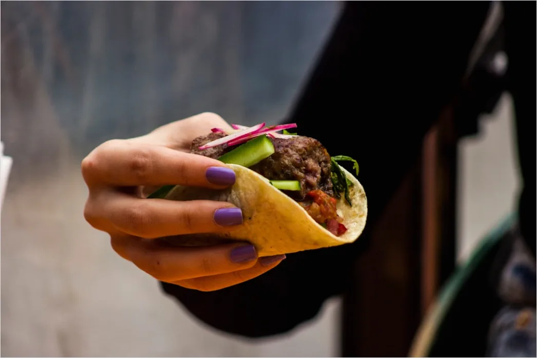 Streetfood Stand Hand Haelt Taco Nahaufnahme E15f