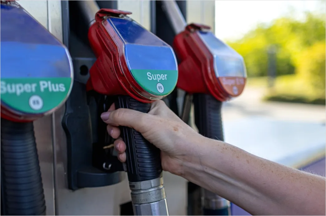 Tankstelle Roadtrip Zapfpistole Und Hand Nahaufnahme 8eb7