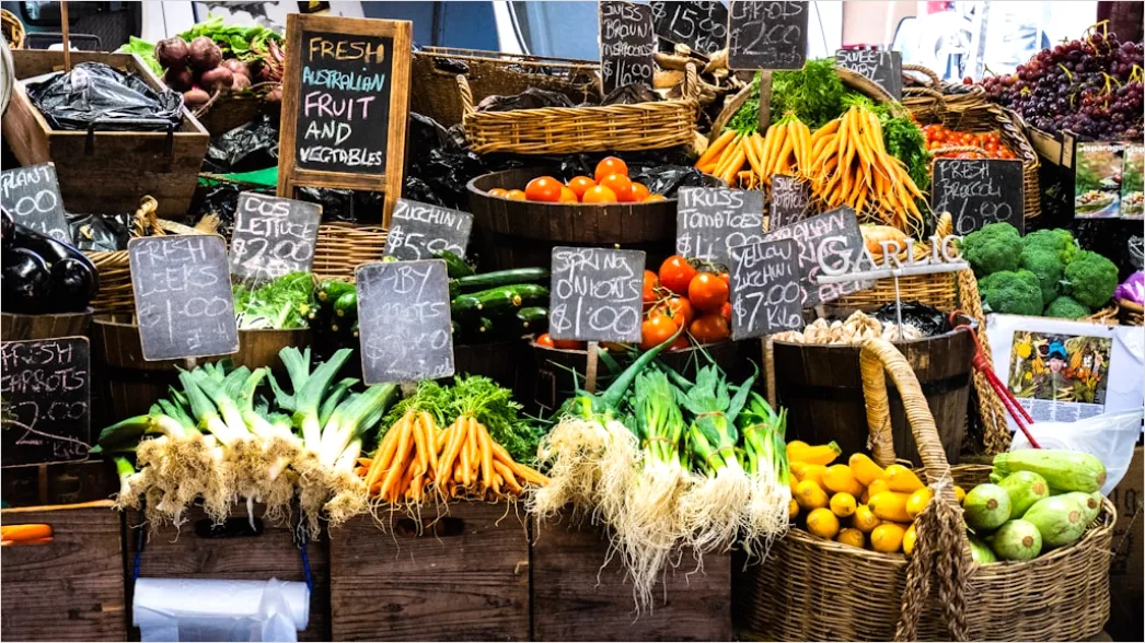 Traditioneller Markt Obst Und Gemuese Staende C559