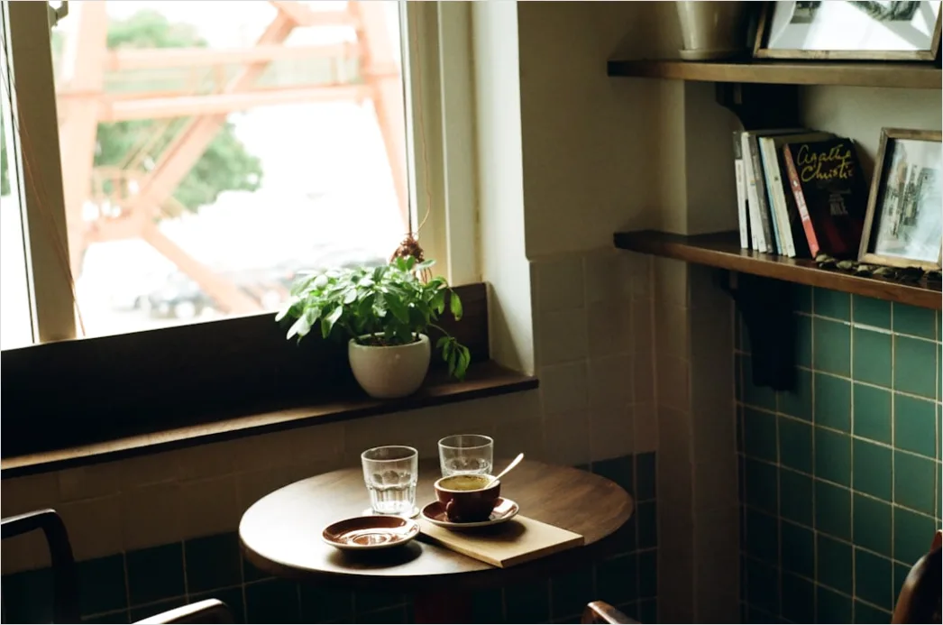 Travel Blogger Schreibt Im Cafe Am Fenster E1b1