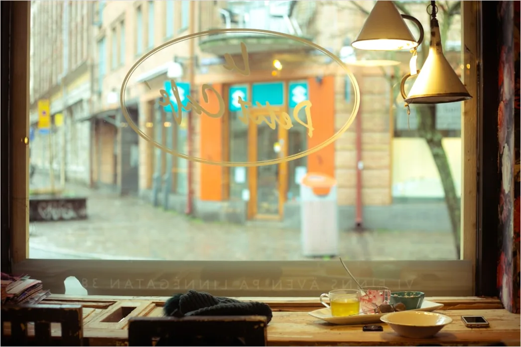 Detail Travel Blogger Schreibt Im Café Am Fenster Number 2