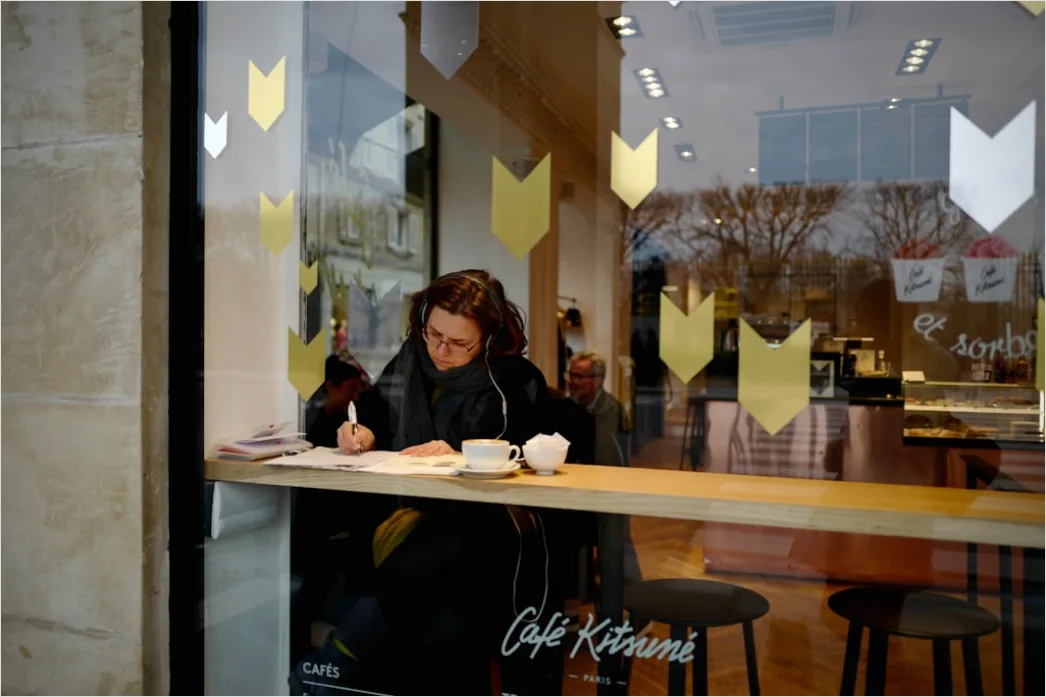 Detail Travel Blogger Schreibt Im Café Am Fenster Number 11