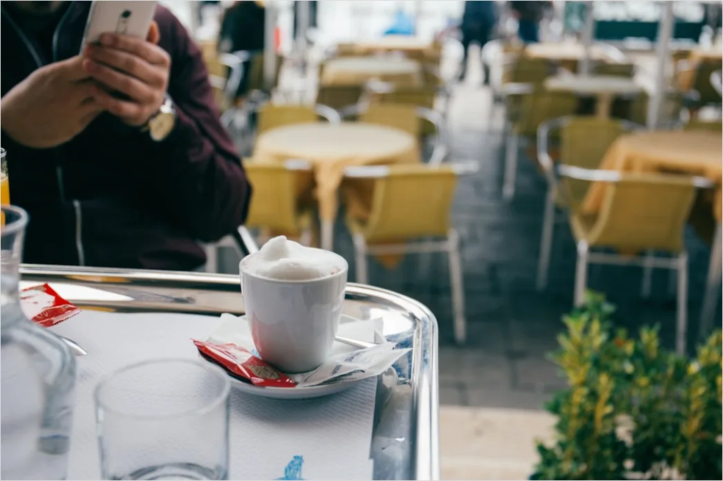 Detail Travel Blogger Schreibt Im Café Am Fenster Number 15