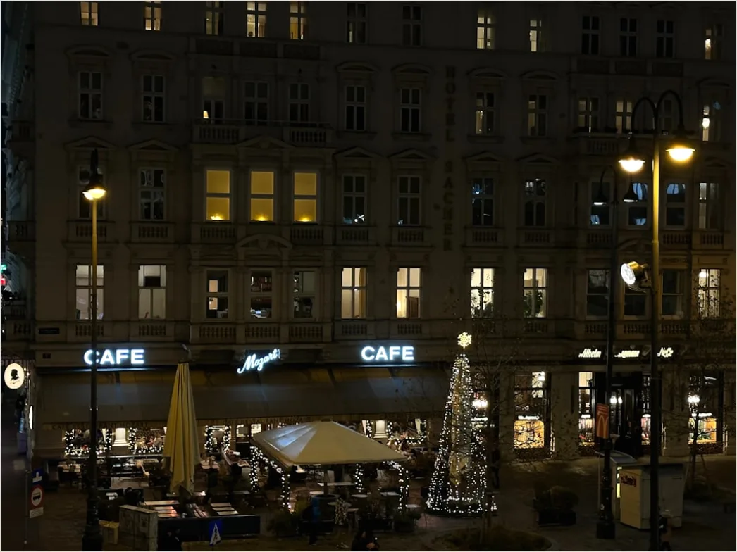 Detail Travel Blogger Schreibt Im Café Am Fenster Number 18