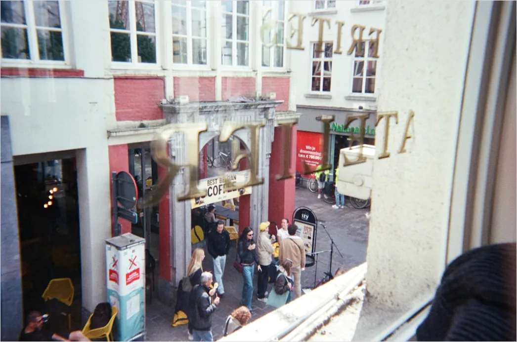 Detail Travel Blogger Schreibt Im Café Am Fenster Number 19