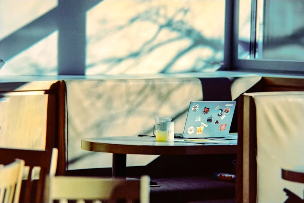 Detail Travel Blogger Schreibt Im Café Am Fenster Number 20