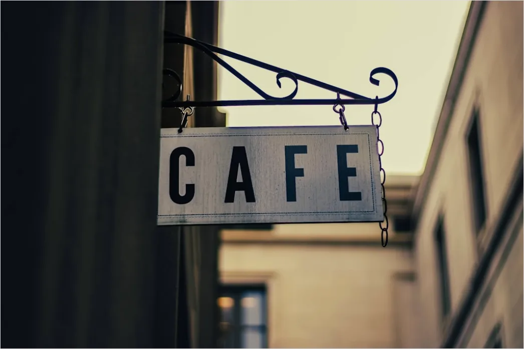 Detail Travel Blogger Schreibt Im Café Am Fenster Number 5