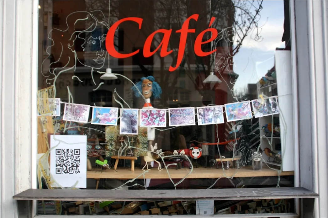 Detail Travel Blogger Schreibt Im Café Am Fenster Number 6