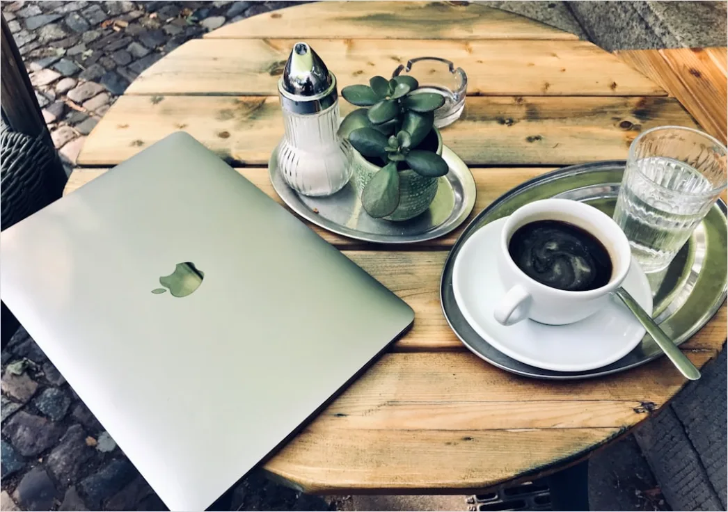 Detail Travel Blogger Schreibt Im Café Am Fenster Number 8