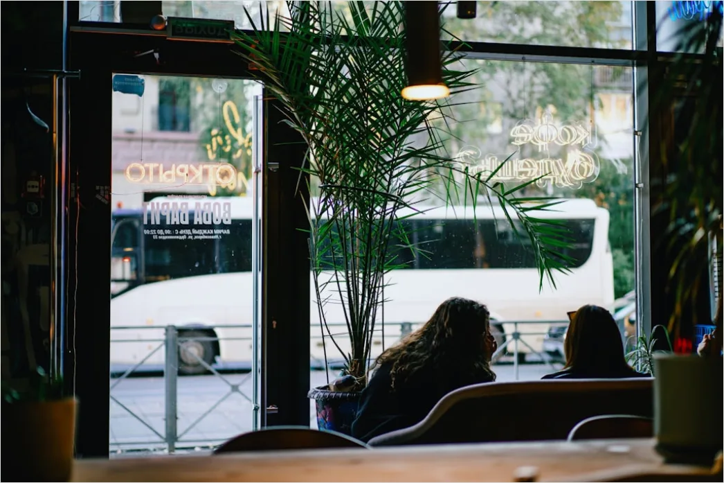 Detail Travel Blogger Schreibt Im Café Am Fenster Number 9