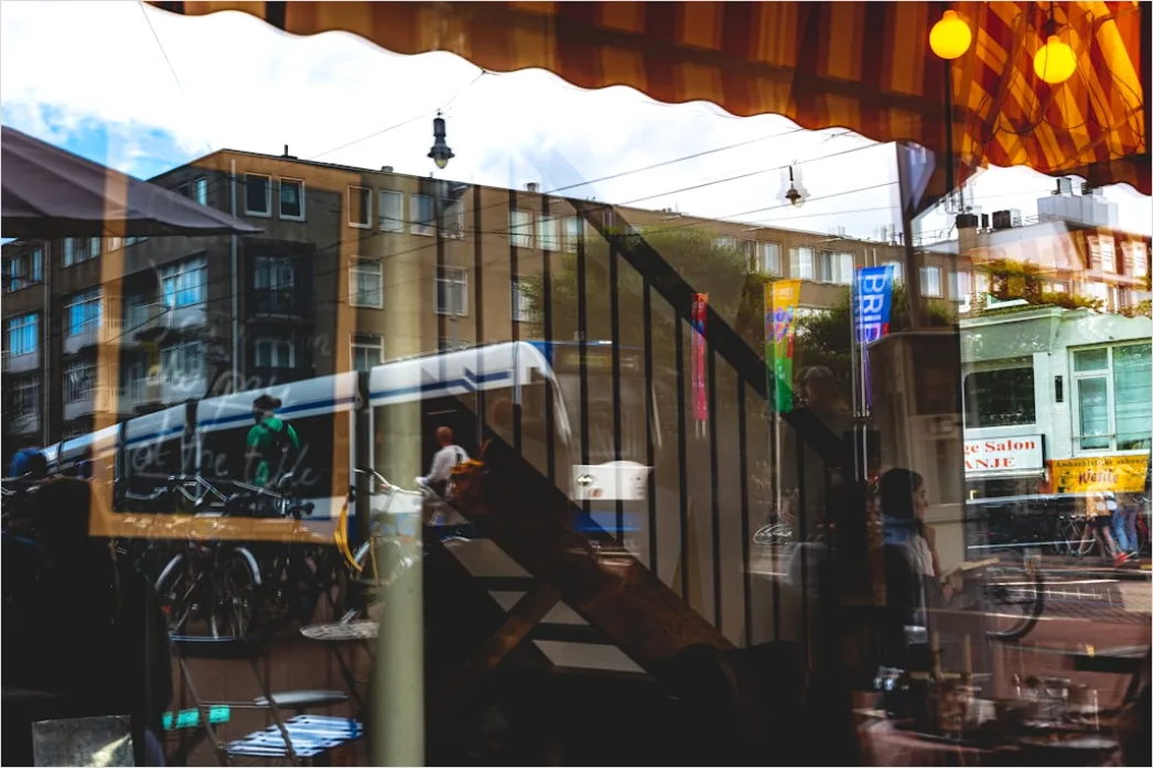Detail Travel Blogger Schreibt Im Café Am Fenster Number 10