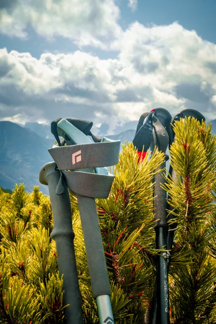 Trekkingstoecke Im Geroell Detailaufnahme E023