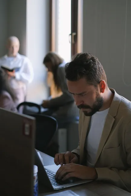 Unterkunft Mit Coworking Ecke Laptop Am Fenster 1d51