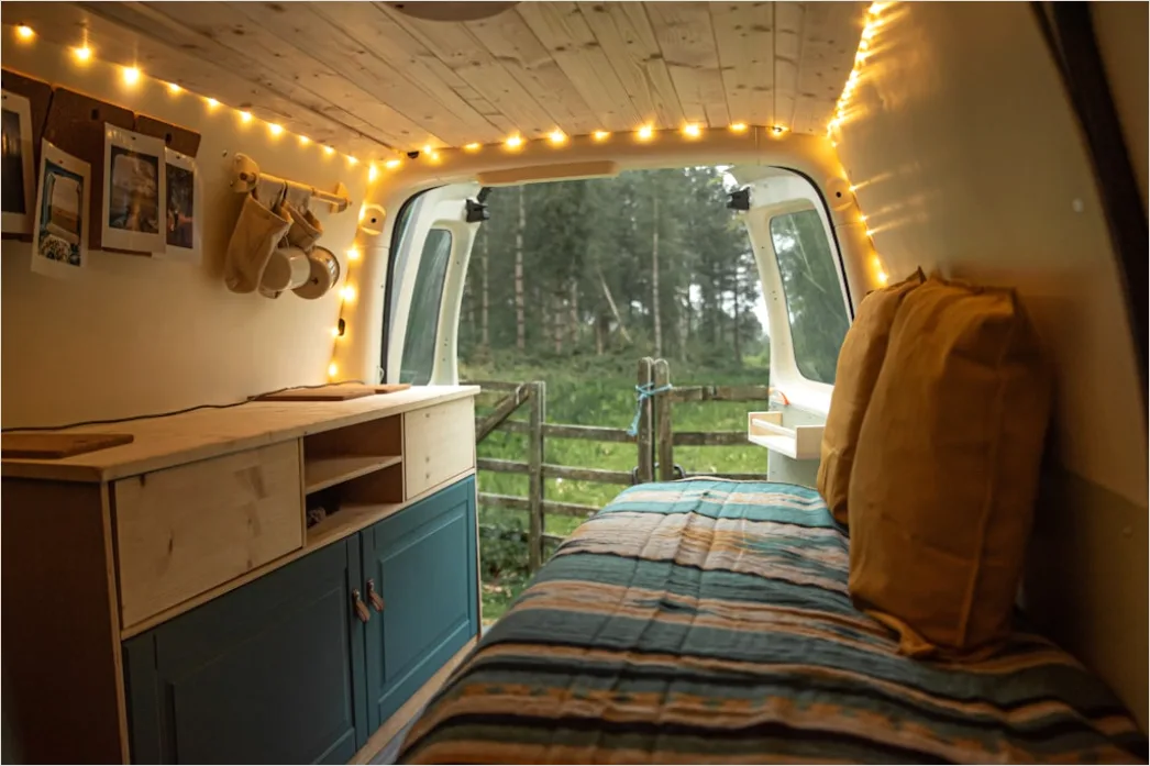 Detail Vanlife Innenausbau Bett Und Vorhänge Gemütlich Number 2