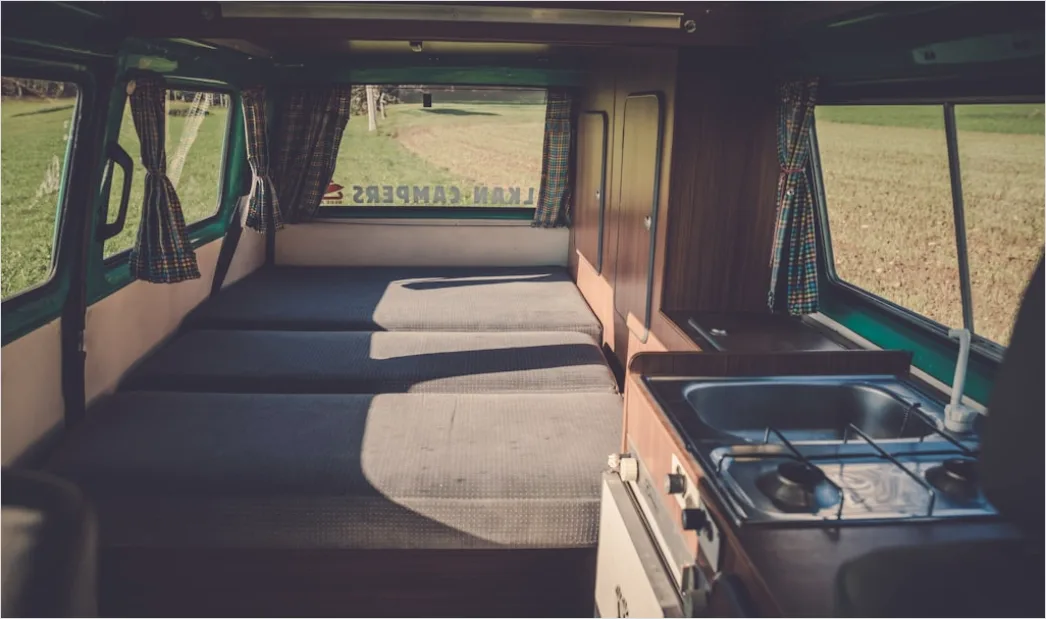 Detail Vanlife Innenausbau Bett Und Vorhänge Gemütlich Number 11