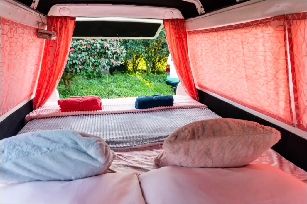 Detail Vanlife Innenausbau Bett Und Vorhänge Gemütlich Number 3