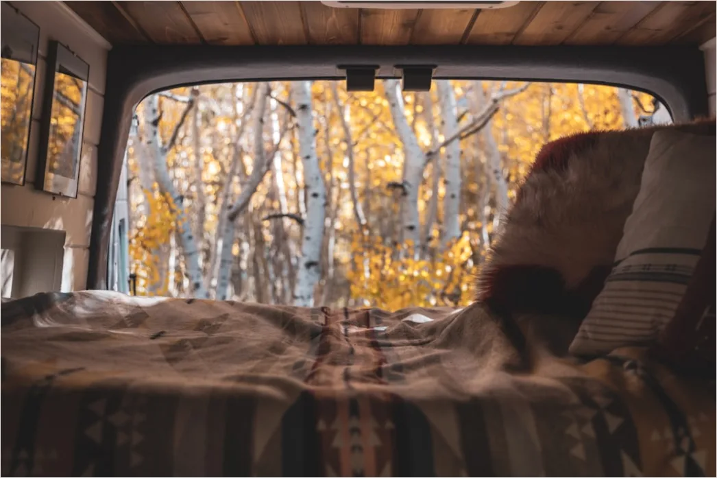 Detail Vanlife Innenausbau Bett Und Vorhänge Gemütlich Number 4