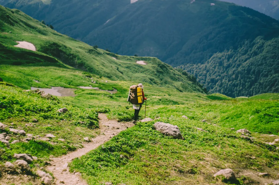 Detail Wanderer Mit Rucksack Auf Bergpfad Von Hinten Number 12