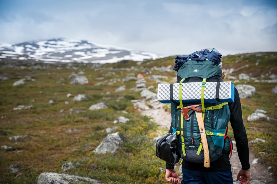 Detail Wanderer Mit Rucksack Auf Bergpfad Von Hinten Number 14