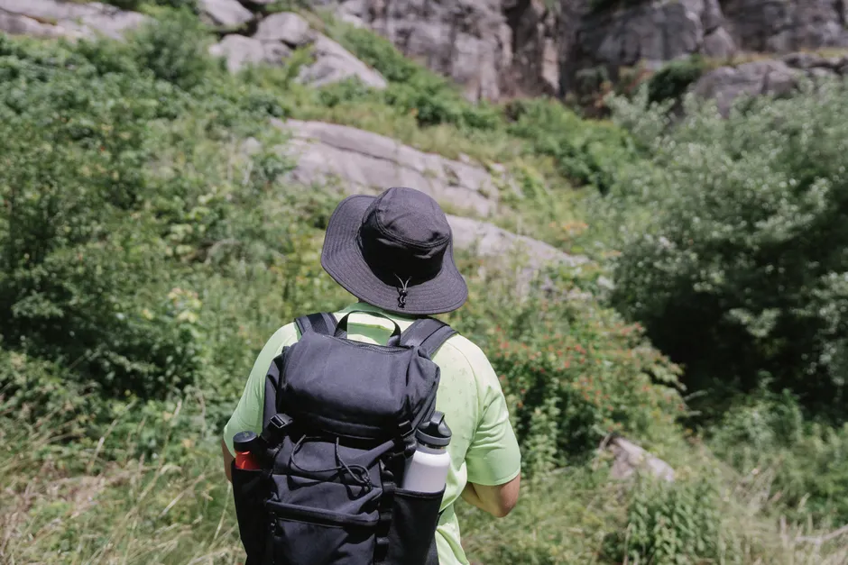 Detail Wanderer Mit Rucksack Auf Bergpfad Von Hinten Number 20