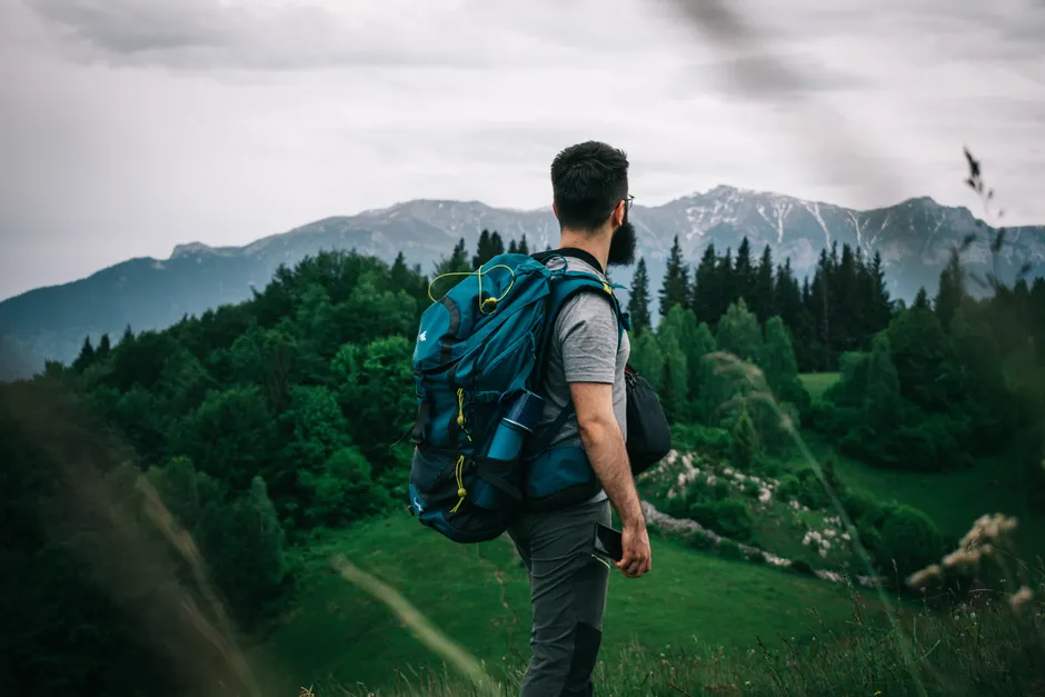 Detail Wanderer Mit Rucksack Auf Bergpfad Von Hinten Number 3