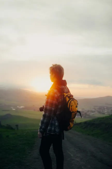 Detail Wanderer Mit Rucksack Auf Bergpfad Von Hinten Number 7