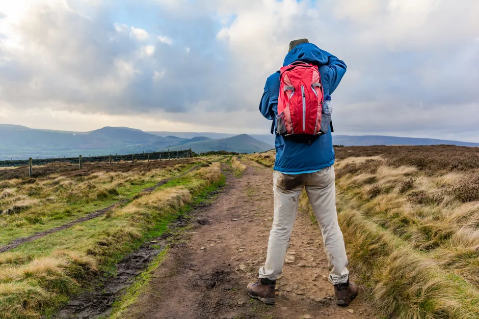 Detail Wanderer Mit Rucksack Auf Bergpfad Von Hinten Number 8