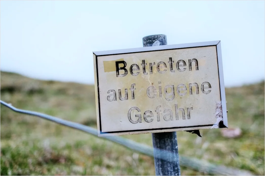 Wanderweg Schild Richtung Gipfel Nahaufnahme B5bb