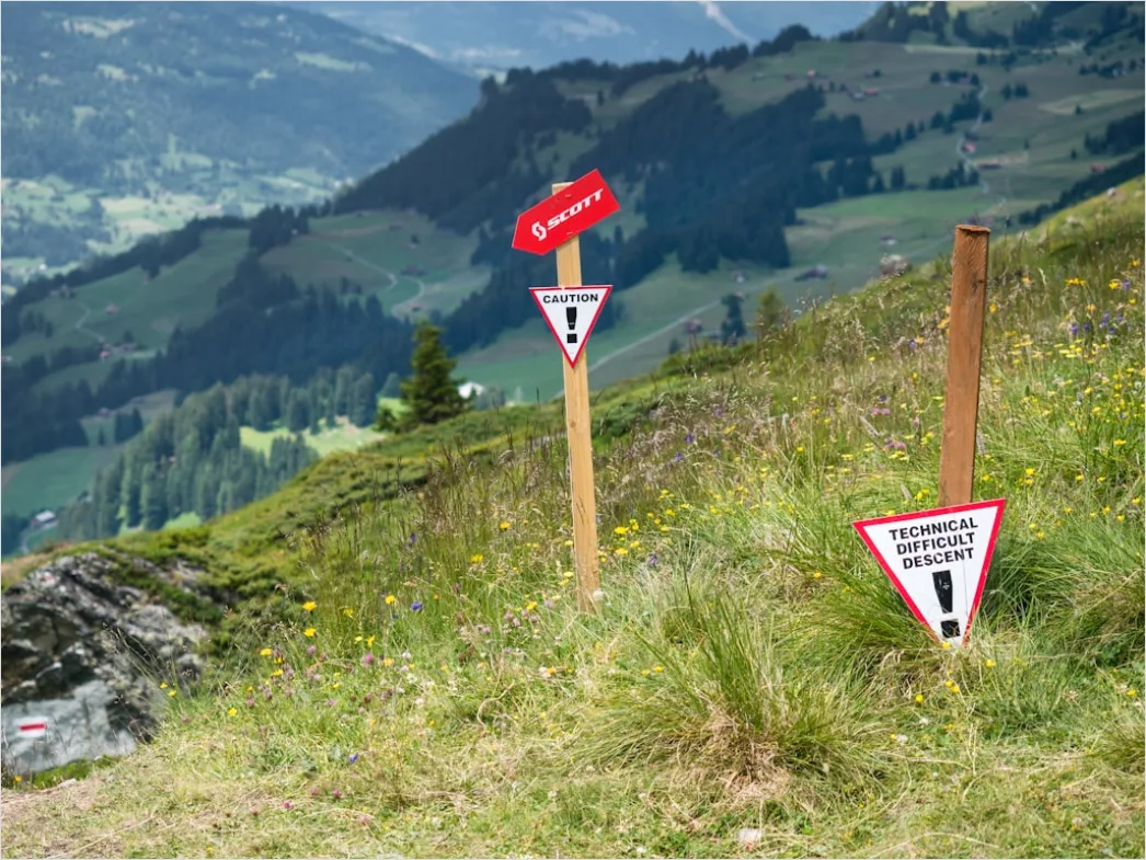 Detail Wanderweg Schild Richtung Gipfel Nahaufnahme Number 14