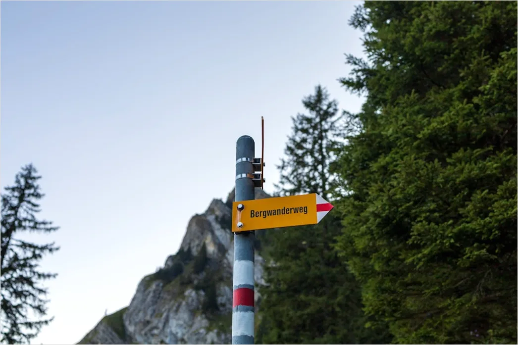 Detail Wanderweg Schild Richtung Gipfel Nahaufnahme Number 15