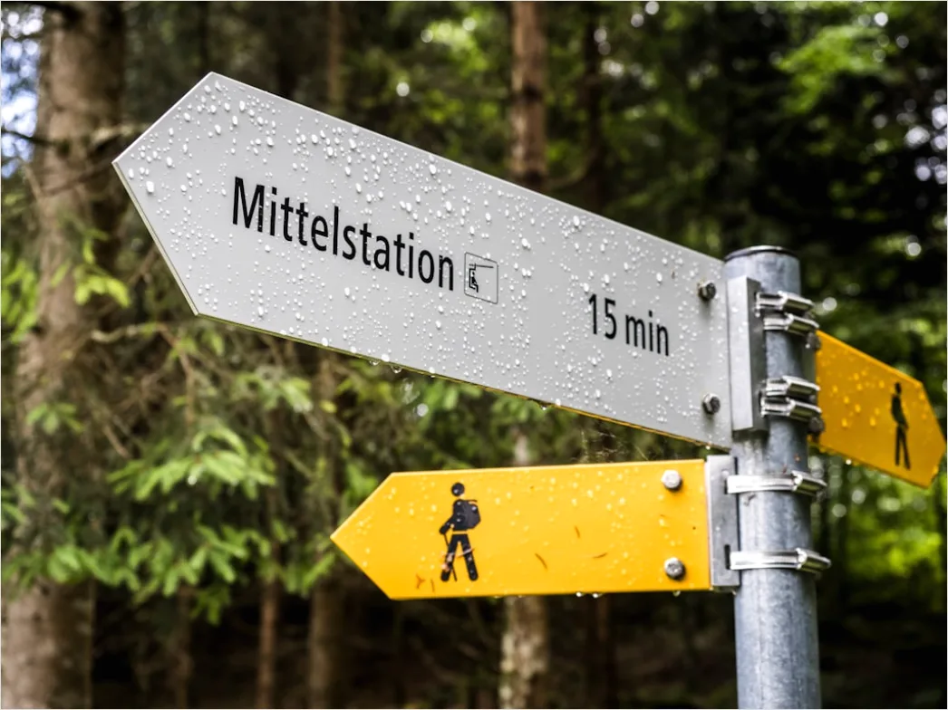Detail Wanderweg Schild Richtung Gipfel Nahaufnahme Number 16