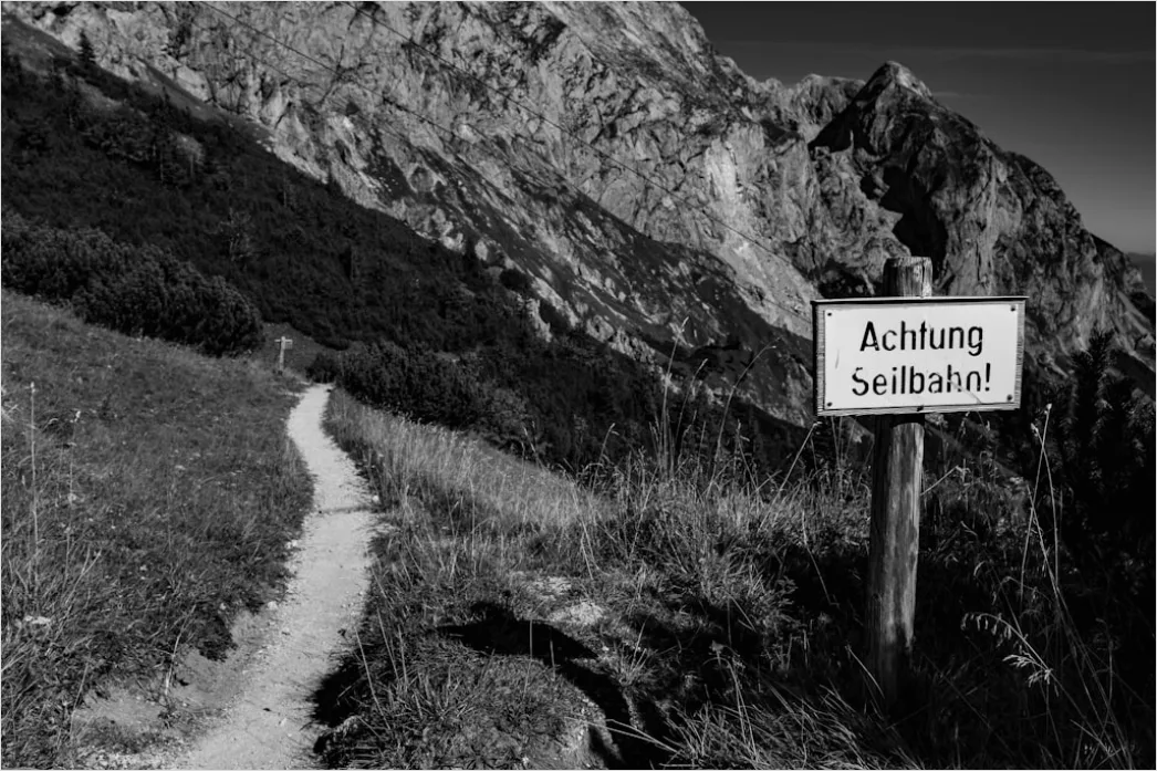 Detail Wanderweg Schild Richtung Gipfel Nahaufnahme Number 3