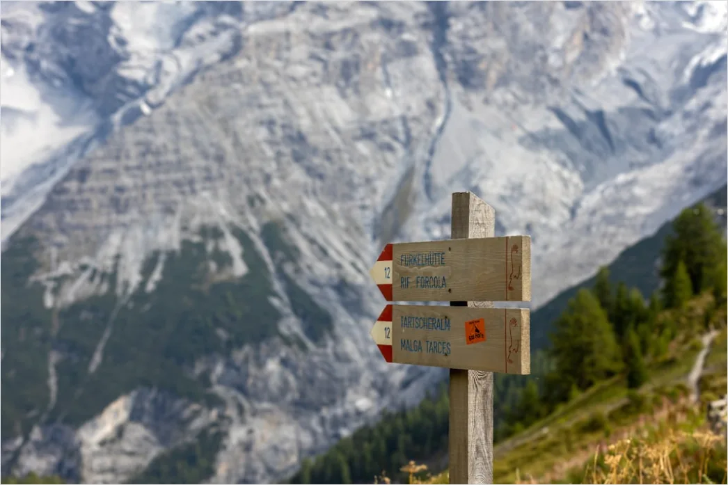 Detail Wanderweg Schild Richtung Gipfel Nahaufnahme Number 6