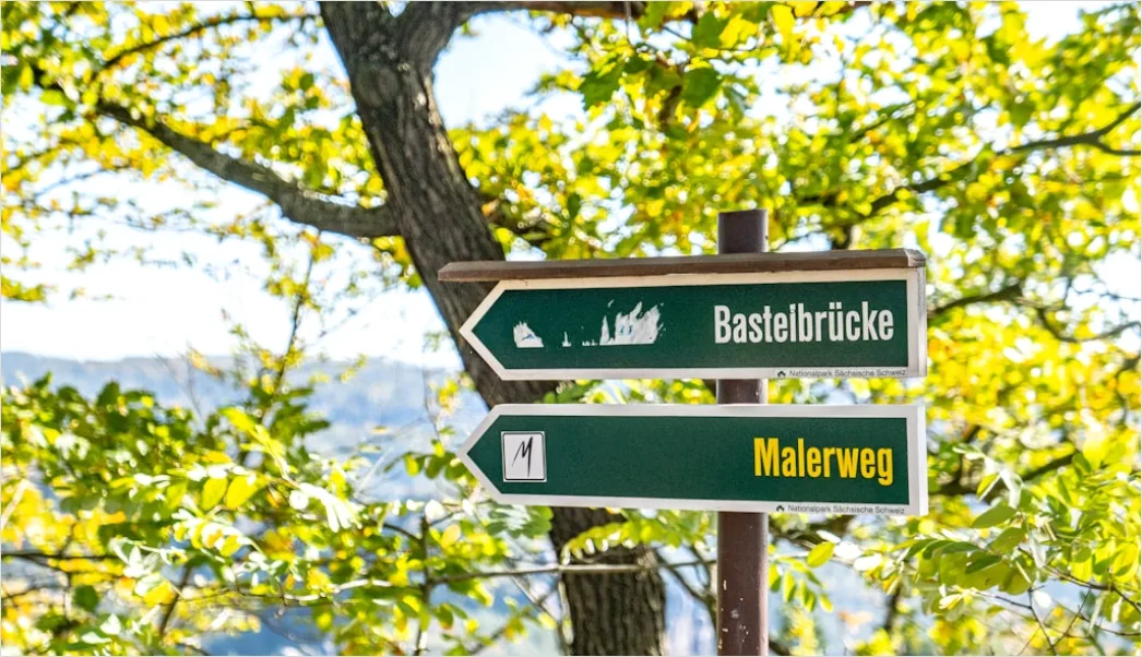 Detail Wanderweg Schild Richtung Gipfel Nahaufnahme Number 10