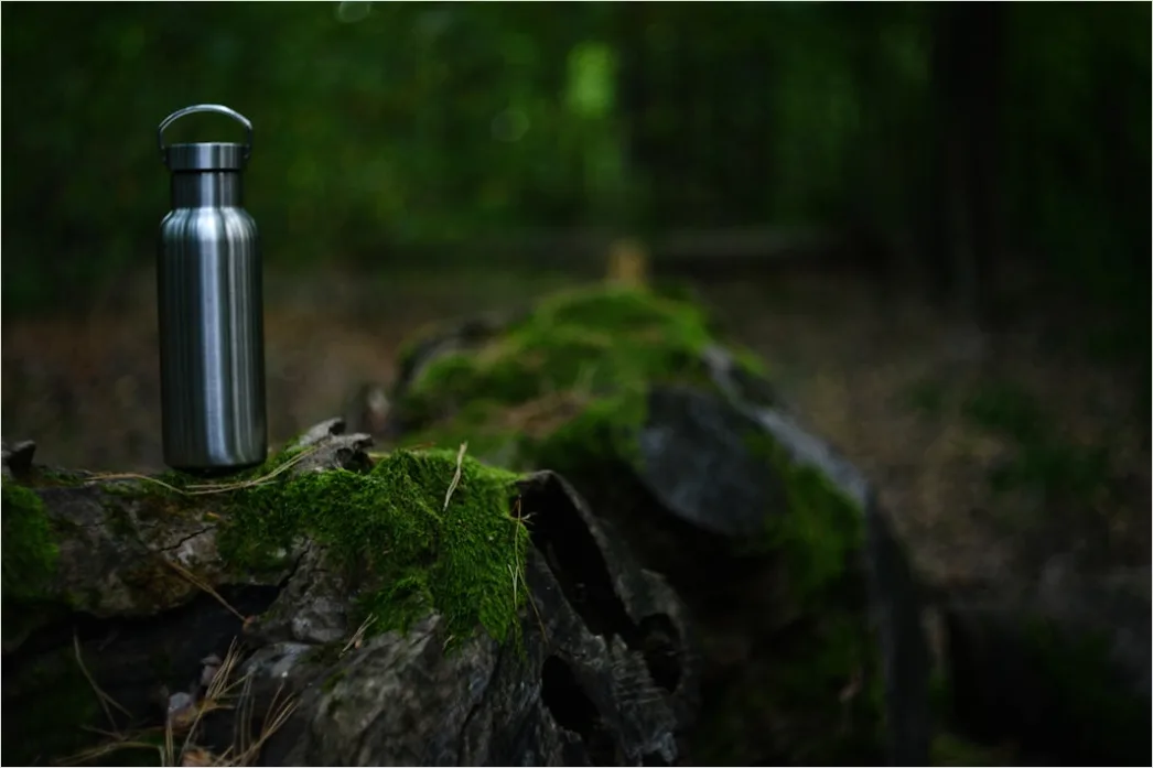 Detail Wasserflasche Nach Wanderung Auf Stein Mit Blick Number 11