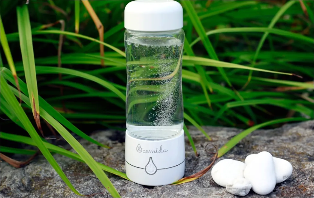 Detail Wasserflasche Nach Wanderung Auf Stein Mit Blick Number 12