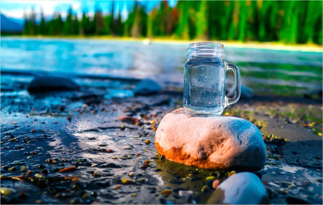 Detail Wasserflasche Nach Wanderung Auf Stein Mit Blick Number 14