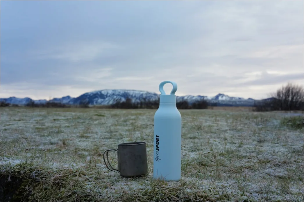 Detail Wasserflasche Nach Wanderung Auf Stein Mit Blick Number 16
