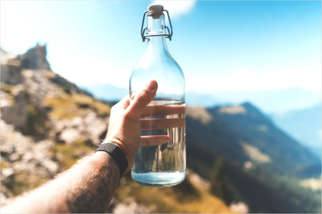 Detail Wasserflasche Nach Wanderung Auf Stein Mit Blick Number 3