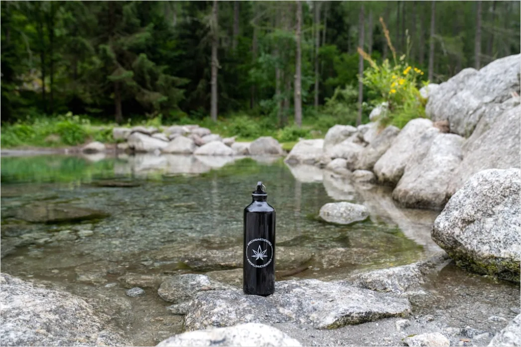 Detail Wasserflasche Nach Wanderung Auf Stein Mit Blick Number 5