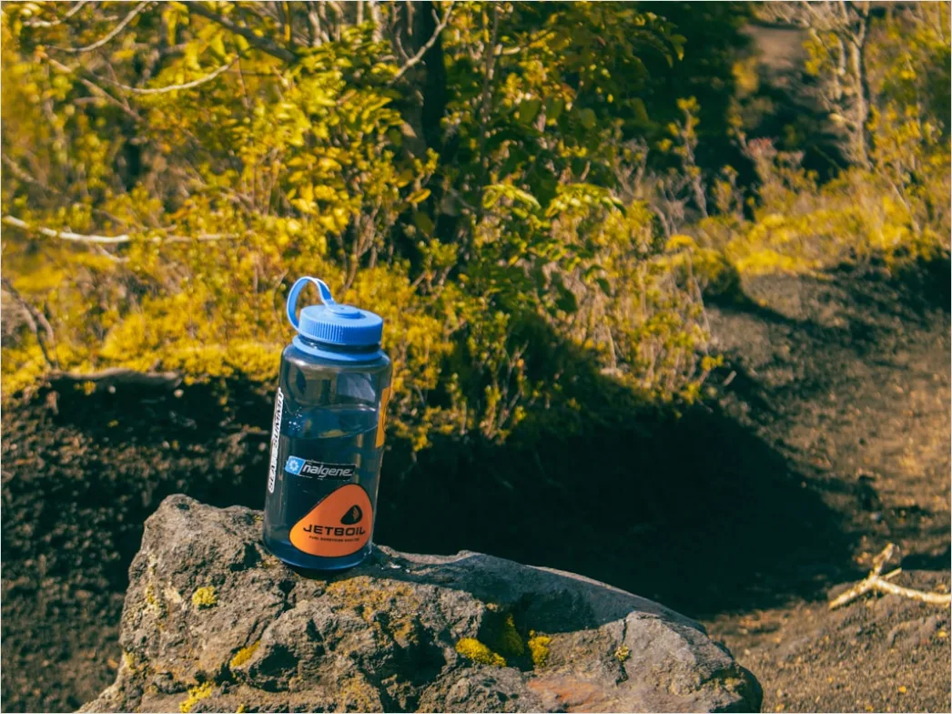 Detail Wasserflasche Nach Wanderung Auf Stein Mit Blick Number 6