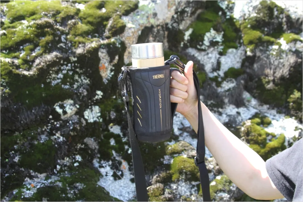 Detail Wasserflasche Nach Wanderung Auf Stein Mit Blick Number 7