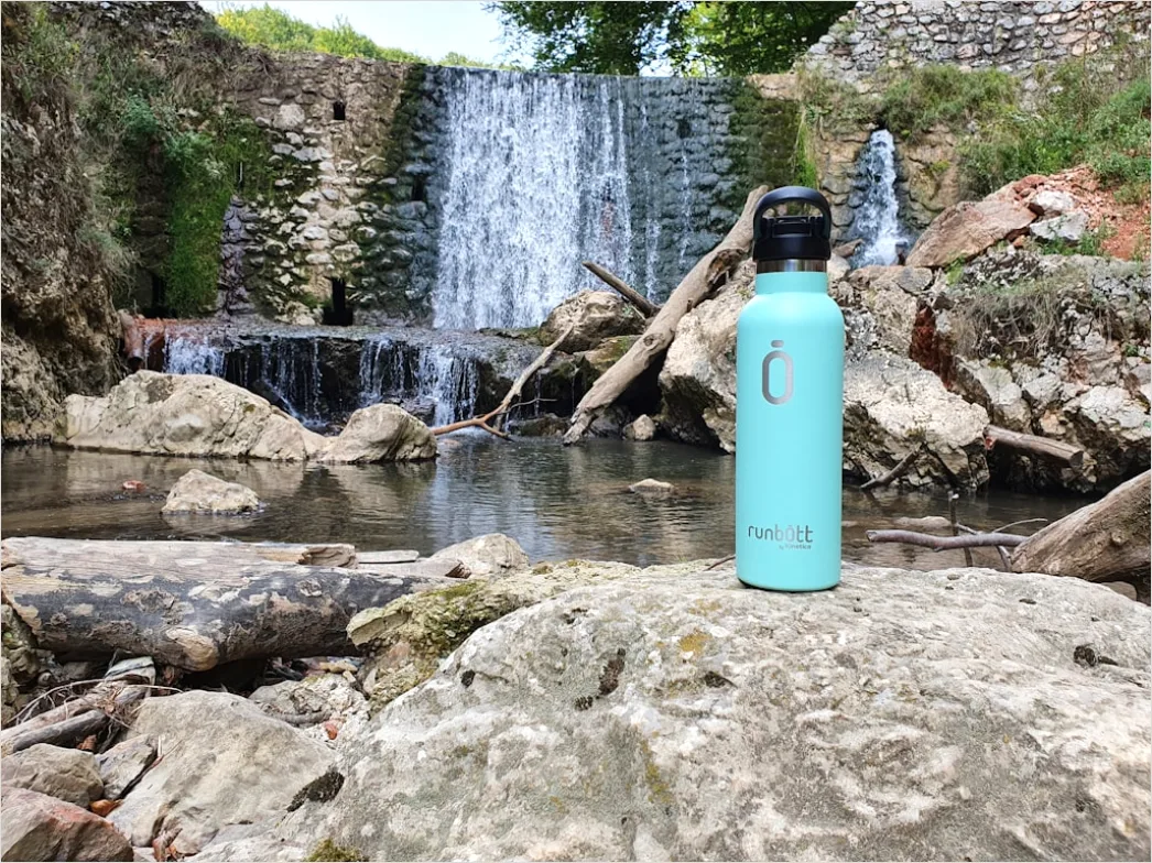 Detail Wasserflasche Nach Wanderung Auf Stein Mit Blick Number 8