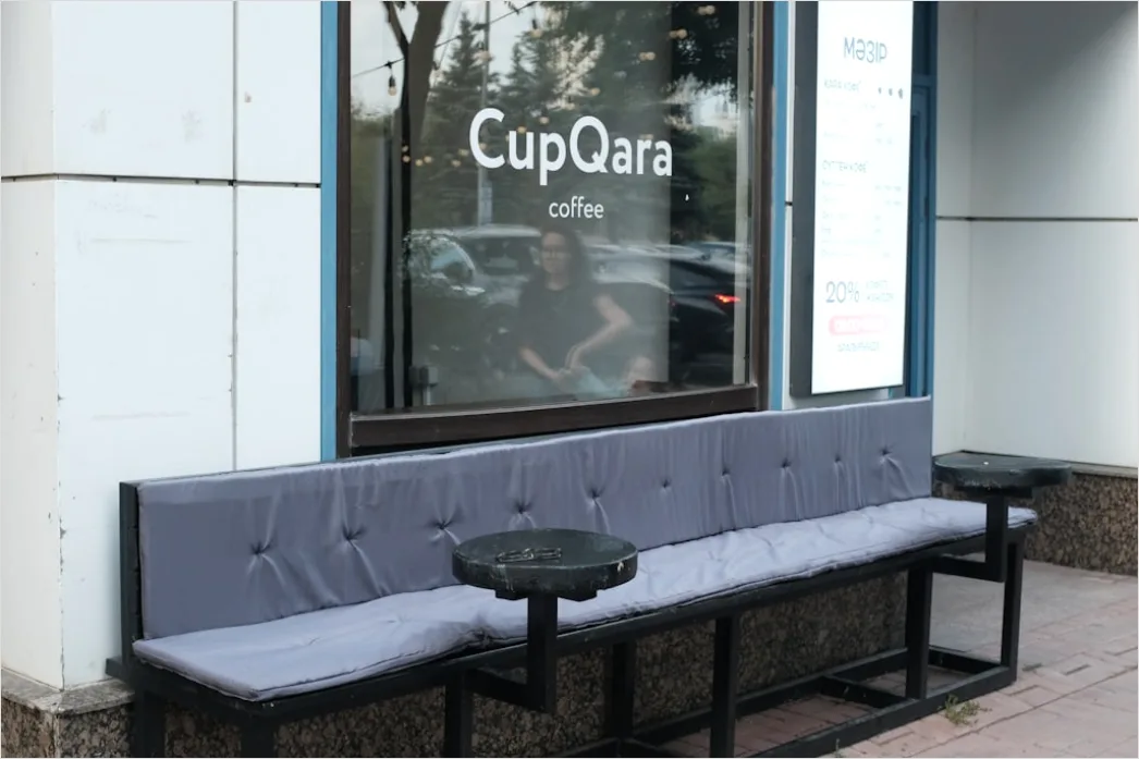 Detail Zugabteil Sitzplatz Mit Tisch Und Kaffeebecher Number 2