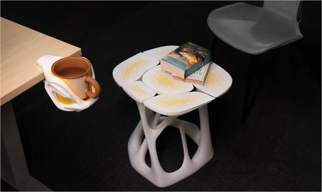 Detail Zugabteil Sitzplatz Mit Tisch Und Kaffeebecher Number 17