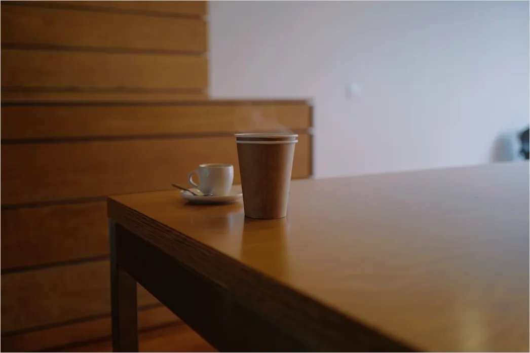 Detail Zugabteil Sitzplatz Mit Tisch Und Kaffeebecher Number 4