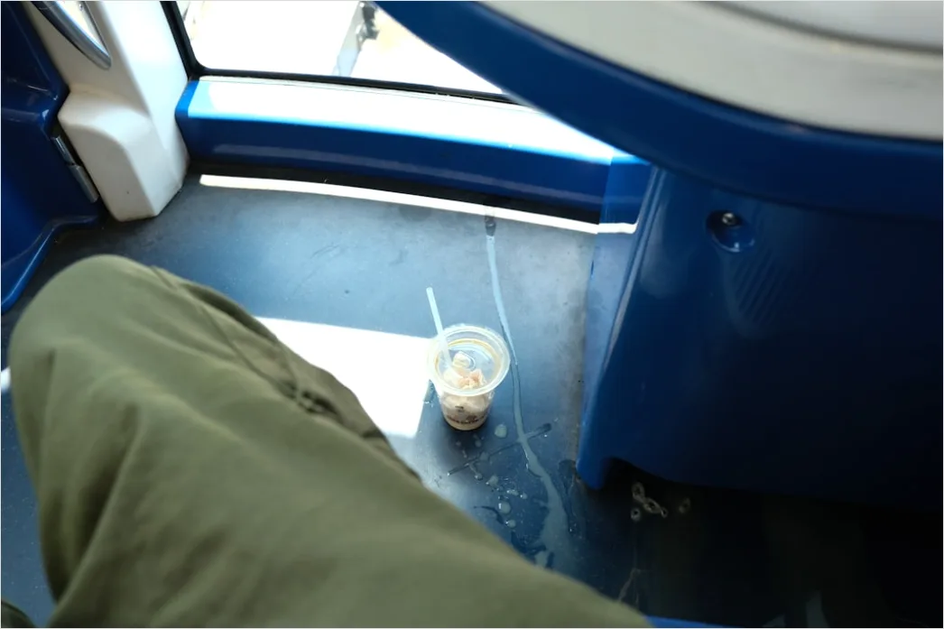 Detail Zugabteil Sitzplatz Mit Tisch Und Kaffeebecher Number 10